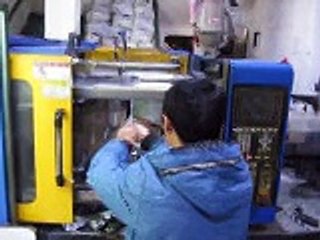 maquina de injeção precisa em produção de capas plásticas de celular