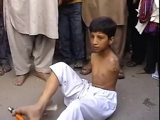 Mazoor Bacha Jis Ke Hath Bhi Nahi, Zanjeerzani Kr Raha hai