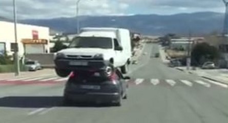 Un véhicule utilitaire sur le toit d'une voiture