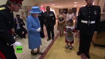 Una niña le lleva flores a la reina Isabel II y se lleva una bofetada de regalo