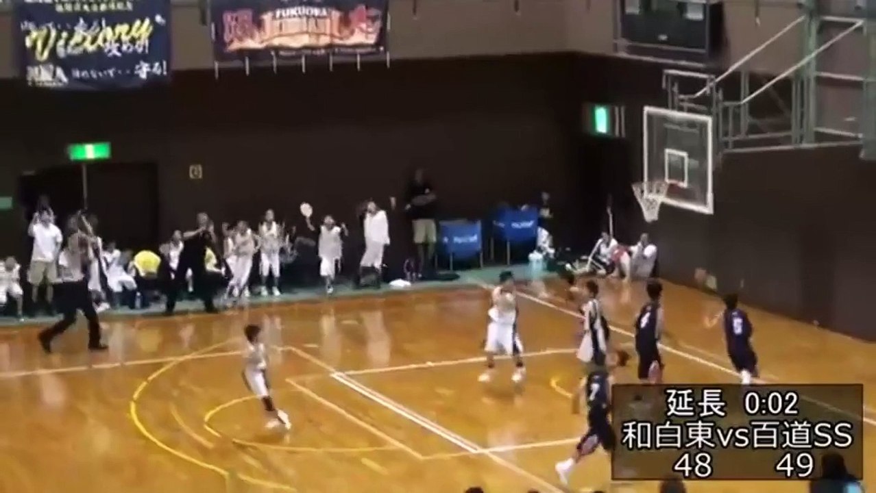 Le buzzer beater dingue d'un enfant pendant que les adversaires célèbrent la victoire - Basket