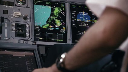 Deux hommes en jetpack volent au-dessus d'un A380 à Dubaï