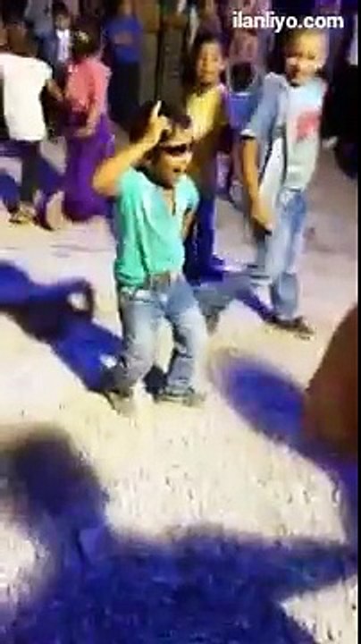 Özel Figürlerle Çok Güzel Dans Eden Çocuk