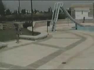 Un super saut..mais pas dans la piscine!