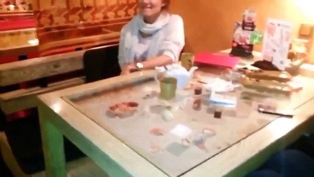 Девушка в шоке от фокуса с тараканом. Готовьтесь посмеяться от души!