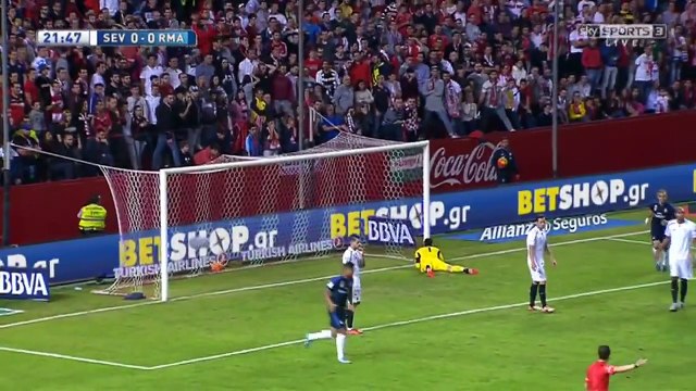 Sergio Ramos marque d'une bicyclette face à Séville et se blesse en retombant