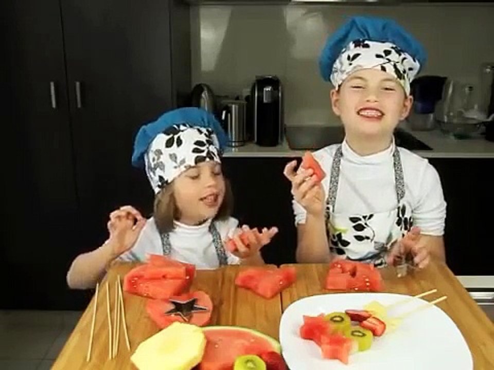 How to make HEALTHY FRUIT POPS super easy Tutorial by Charli & Ashlee