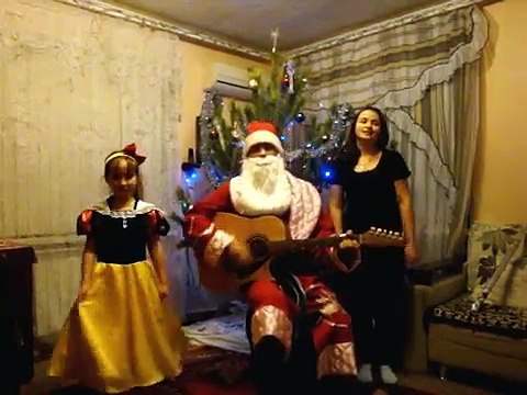 Дед Мороз играет на гитаре