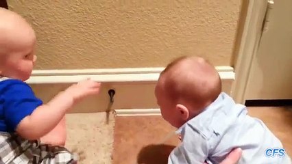 Limitador para los niños. Niños jugando con un tapón de la puerta