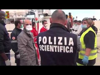 Pozzallo (RG) - Sbarco di 700 migranti con 4 arresti (08.11.15)