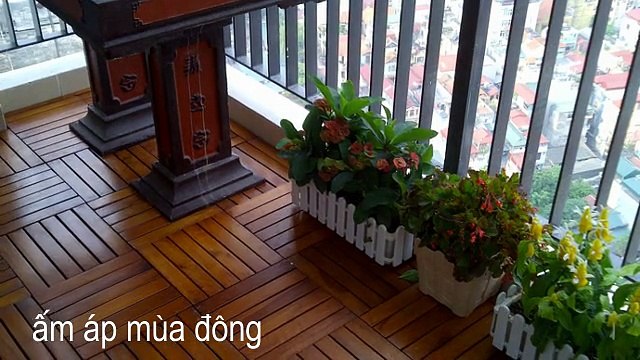 Trang Trí Ban Công Chung Cư với Sàn Gỗ Ngoài Trời
