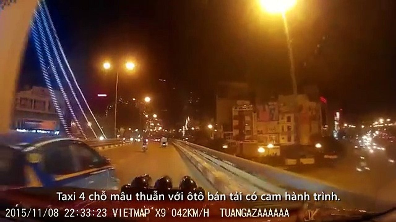Toàn cảnh video tài xế taxi đâm hàng chục xe máy trên cầu vượt, rồi nhạy xuống cầu tự tử