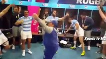 Mardona bailando con Jugadores de Rugby Argentinos la mano de Dios