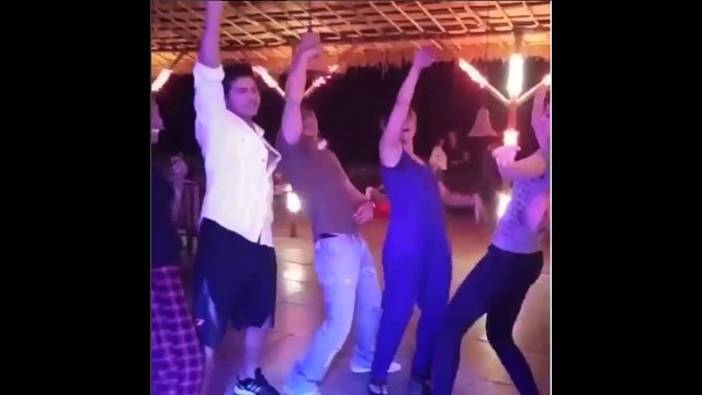 Shahrukh-Khan-Dubsmash-Salman-Khans-Prem-Ratan-Dhan-Payo-Song-With-Dilwale-Team