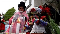 Bolivianos celebran con cráneos el Día de las ñatitas