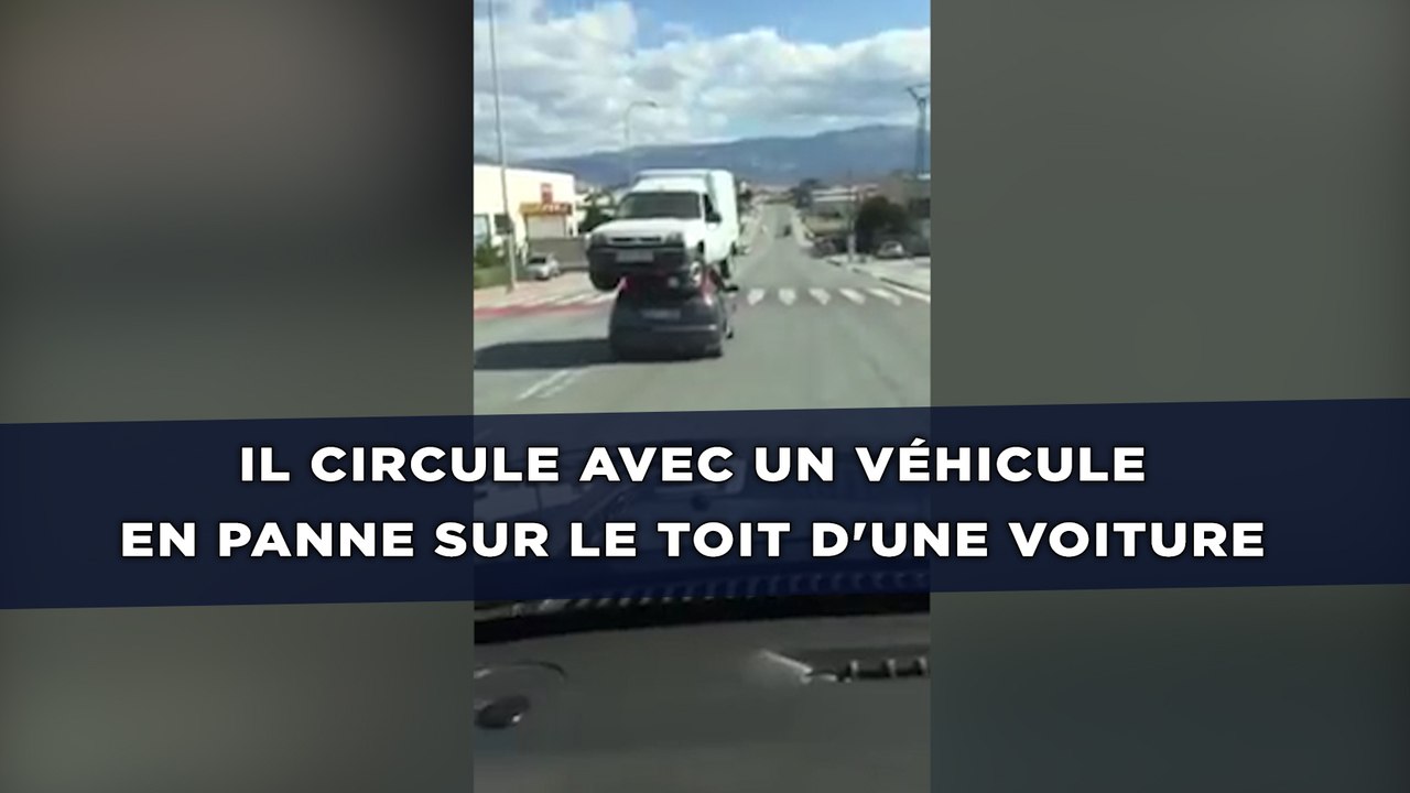 Un conducteur circule avec son véhicule en panne sur le toit d'une voiture