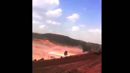Momento em que barreira se rompe e libera 'tsunami' de lama