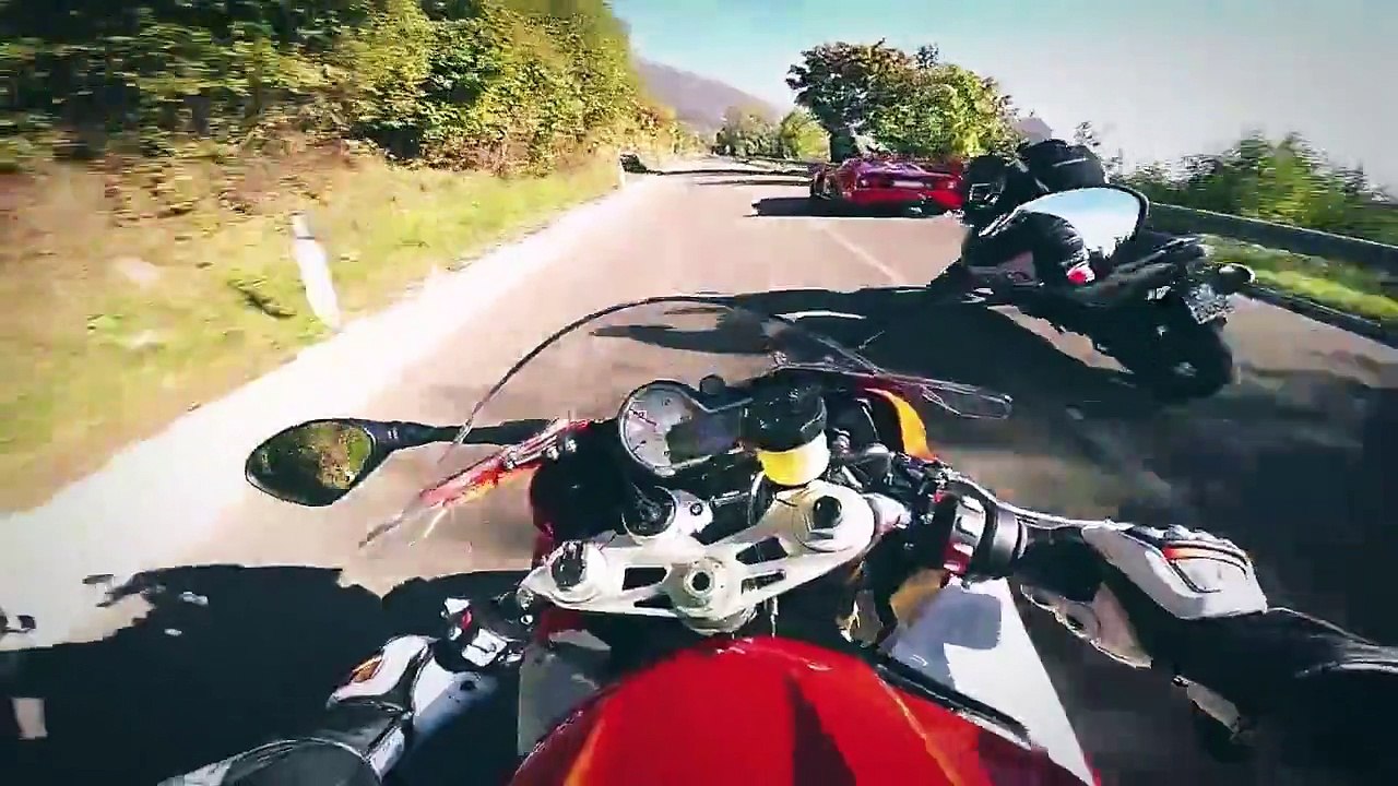 Course sauvage entre une Ferrari F40 et une BMW S1000RR sur une route sinueuse