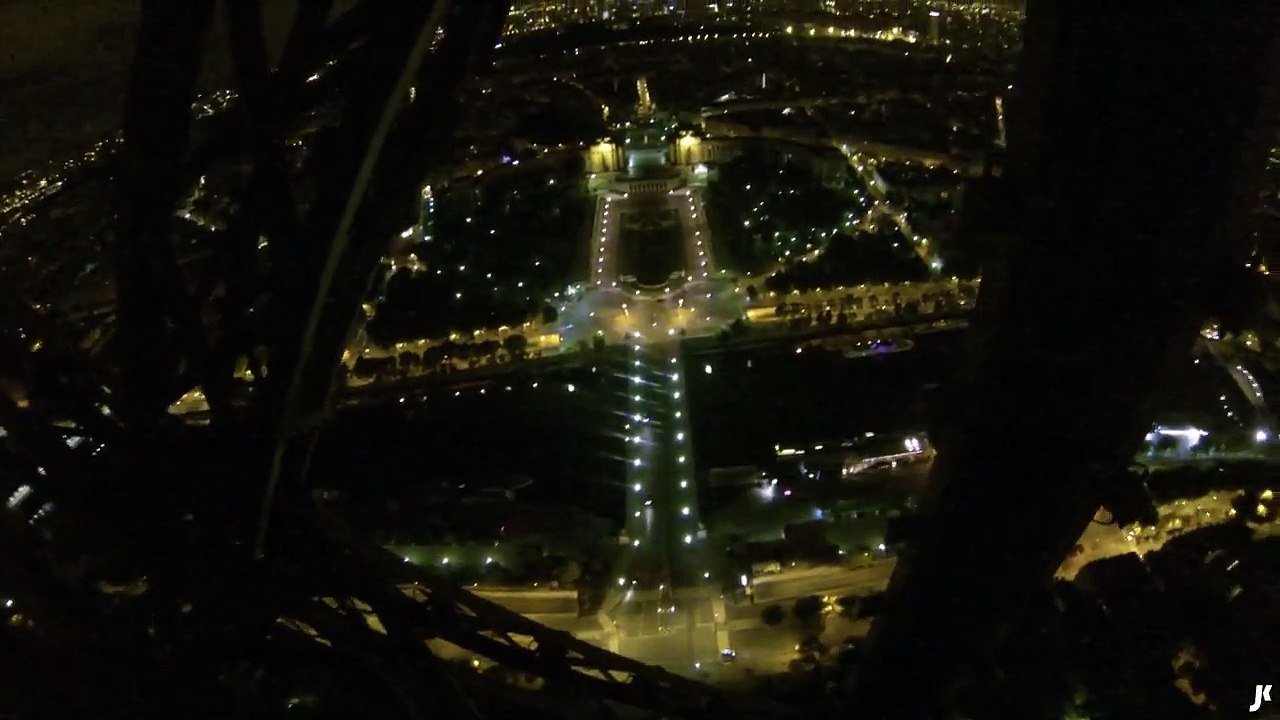 Ce mec escalade la tour Eiffel! Un vrai fou...
