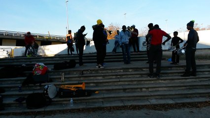 Fanfare caribéenne en répet' en plein air le long du canal Saint-Denis près du Stade de France