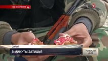 Солдаты сирийской армии едят гранаты на передовой