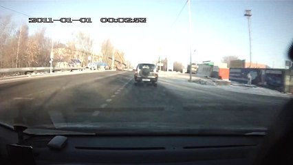 Сорвавшаяся с крана труба столкнула автомобиль с дороги - ДТП в Тюмени 09.11.2015