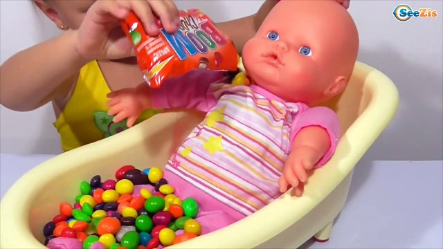 ✔ Кукла Ненуко. Девочка Ярослава купает Игрушку в сладостях - Nenuco Doll Bath time Baby Girl - VLOG