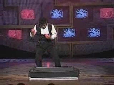 Il joue du piano avec ces boules