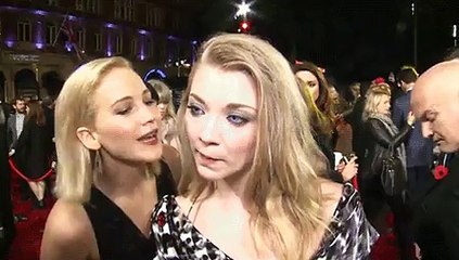 Jennifer Lawrence'ın, Natalie Dormer'u Yanlışlıkla Öpmesi ve Sonrasında Tepkisi
