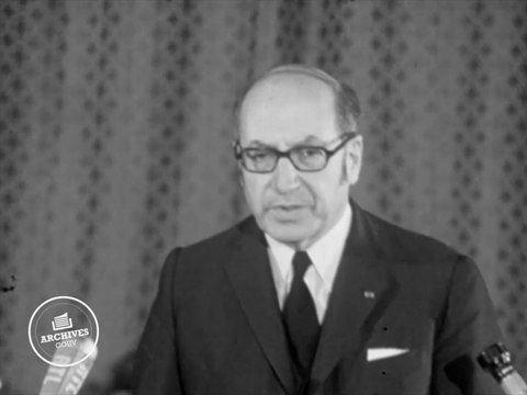 [#ArchivesGouv] Au lendemain de la mort du général de Gaulle, Léo Hamon, secrétaire d'Etat auprès du Premier ministre, annonce que le 12 novembre sera jour de deuil national