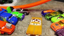 Disney Cars vs Hot Wheels on the Gator Escape Track Set with Alligator Eating Mater and Li