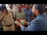 Asaduddin Owaisi Gives Flower To Banglore Police Like Munna Bhai