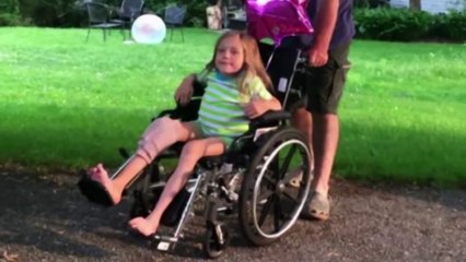 Une Fille handicapée de 11 ans apprend à Marcher grâce à son Dogue Allemand