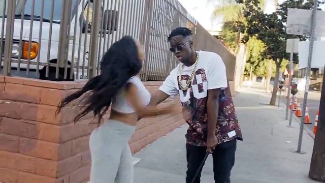 Il a trouvé comment toucher le derrière d'une fille sans se faire prendre