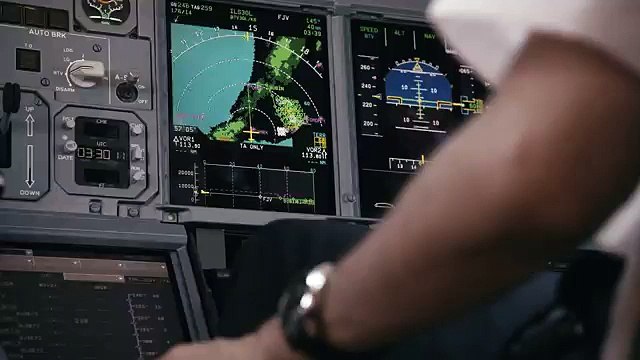 Deux hommes volent en jetpack à côté d'un avion