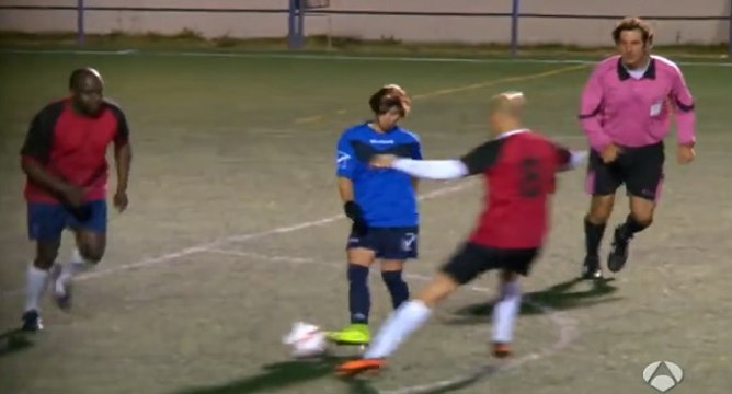 Une footballeuse déguisée en homme joue un match de foot amateur