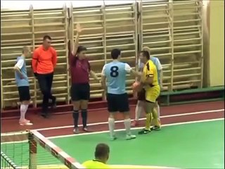 CRAZY ASSAULT Russian futsal player KOed referee (4112015)
