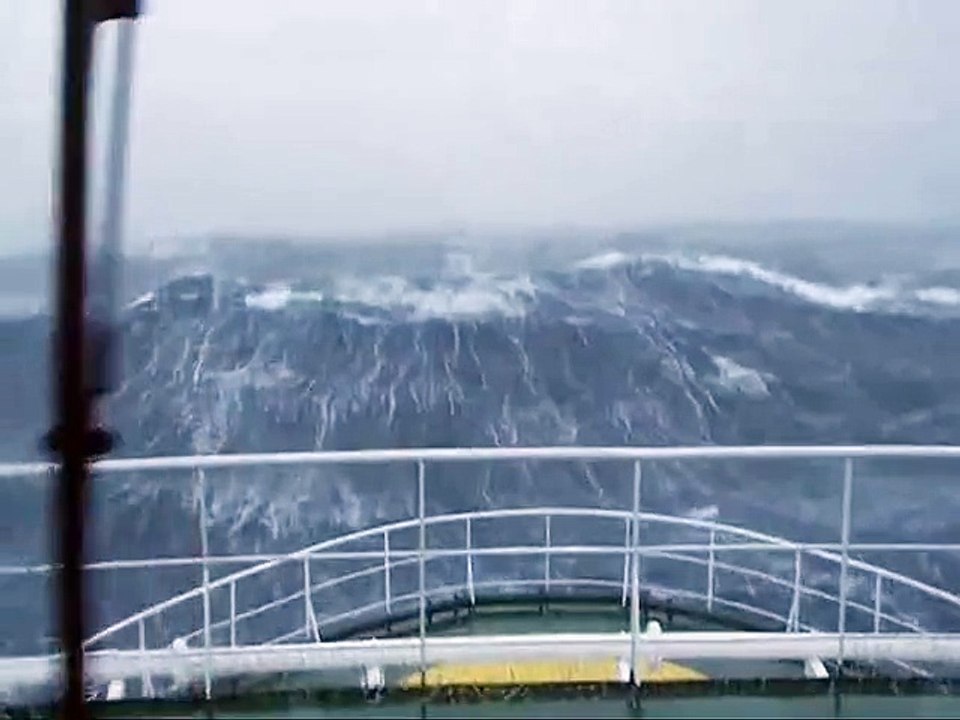 Watch the Ship fighting with Heavy Waves Horrible in MidSea