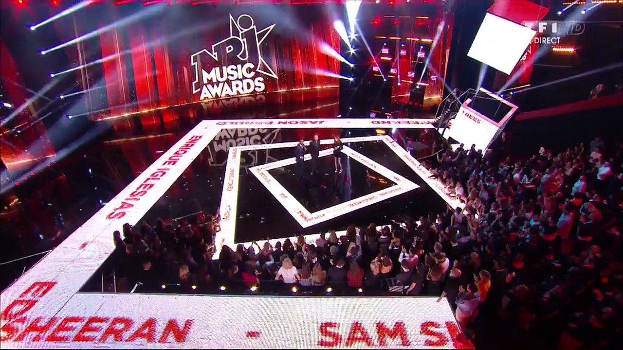 Buzz : Mylène Farmer remet à Sting un NRJ Music Awards d'honneur !