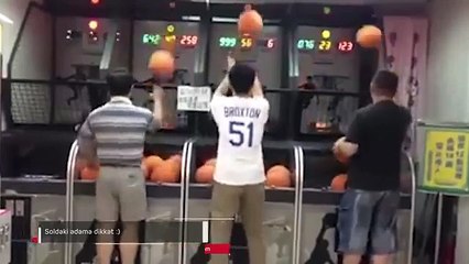 Soldaki adama dikkat !