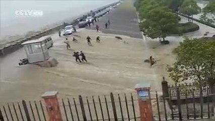 Dalgalarla şaka Olmaz!!