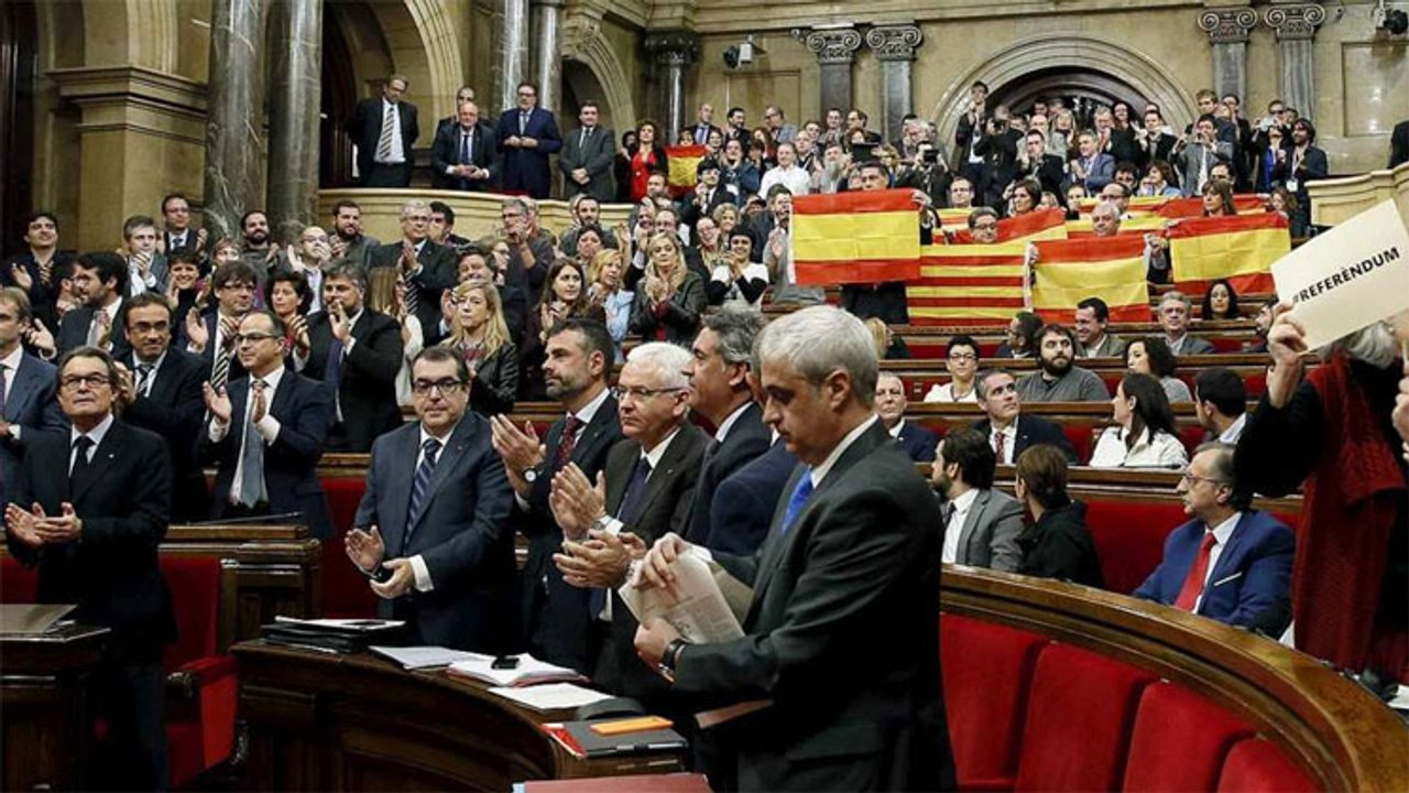 El Parlament de Cataluña aprueba la resolución con la que inicia el proceso para romper España