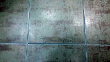 Juste avec une bougie, vous pouvez garder votre salle de bain brillante