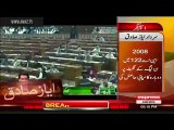Ayaz Sadiq ne parliament main Dr.Arif Alvi ka baazoo pakre rakha magar Alvi sahab bhi moka dekh kar 