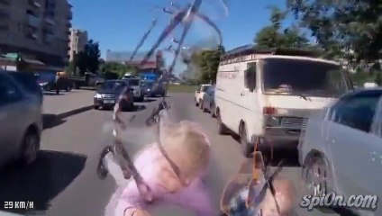 2 enfants écrasés par une voiture en russie.