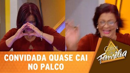 Convidada quase cai no palco do Casos de Família
