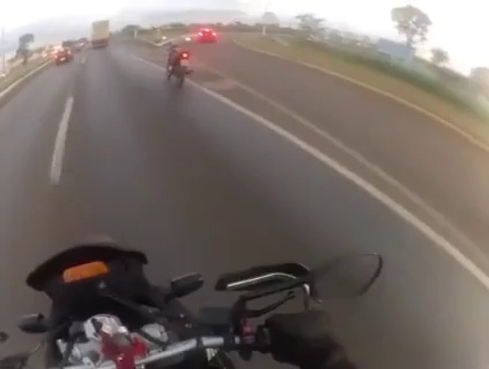 Motard tué par un pneu de voiture : accident terrible!