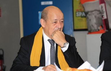 Porter du jaune, la drôle de superstition de Jean-Yves Le Drian