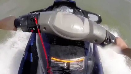 Ola sorprende a joven y le da vuelta a su moto de agua