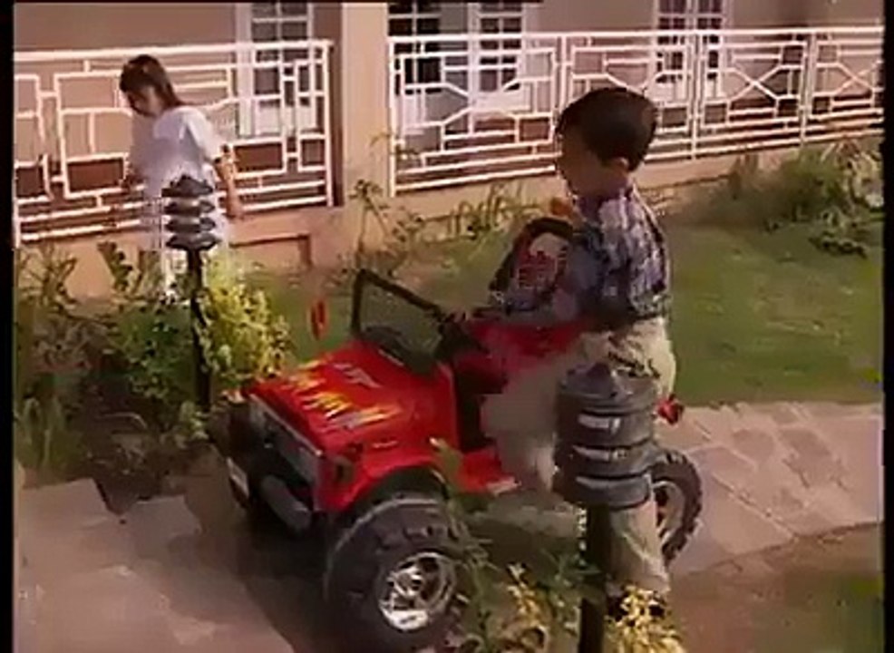 بے نظیر بھٹو کی اپنے بچوں کے ہمراہ نایاب ویڈیو دیکھیں